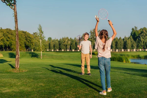 Niños jugando bádminton - foto de stock