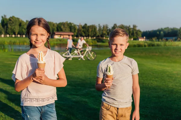 Kids with ice cream — Stock Photo