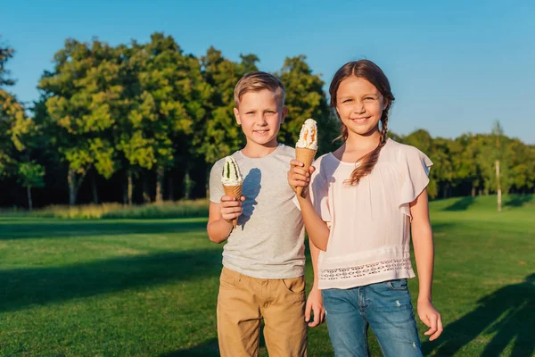 Enfants avec crème glacée — Photo de stock