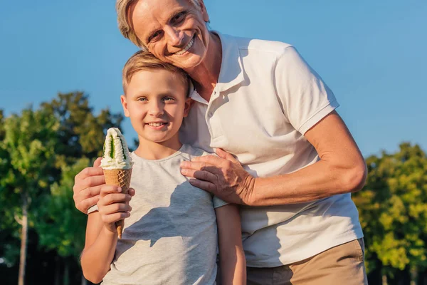 Grandfather and child with ice cream — Stock Photo