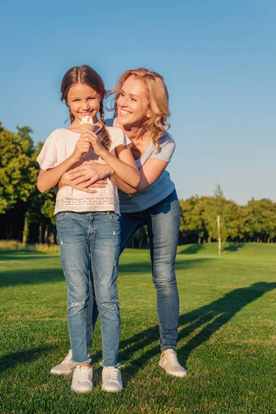 Abuela y niño con helado - foto de stock