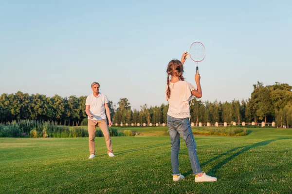 Famiglia giocare badminton — Foto stock