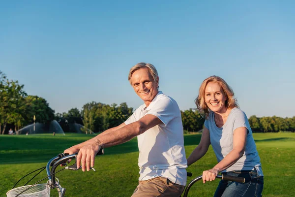 Senior couple riding bicycle — Stock Photo