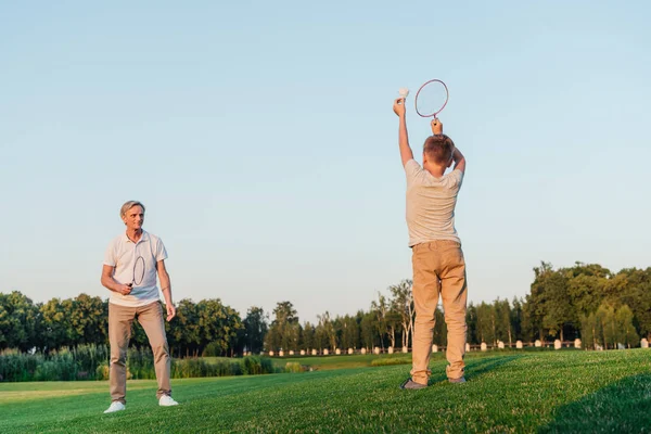 Famiglia giocare badminton insieme — Foto stock