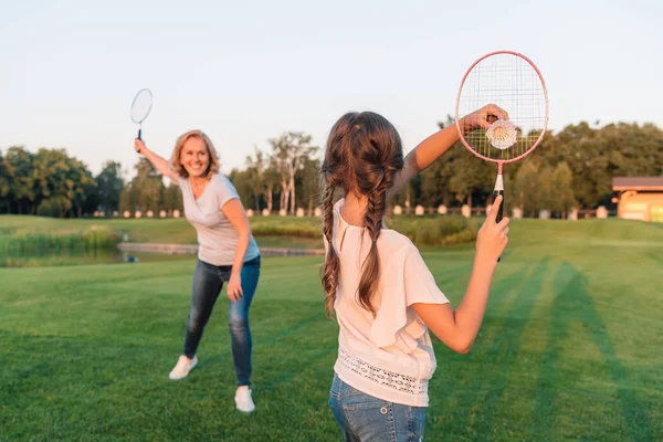 Woman and granddaughter playing badminton — Stock Photo