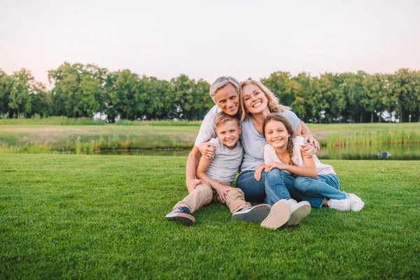 Familia descansando en el prado - foto de stock