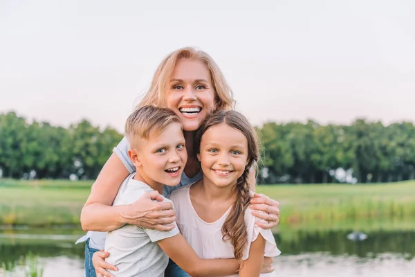 Fröhliche Frau und Enkelkinder — Stockfoto