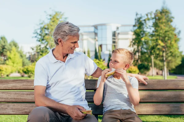 Familia comer sándwiches - foto de stock