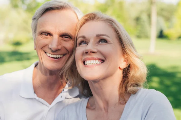 Senior couple in park — Stock Photo
