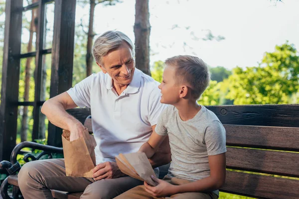 Famiglia che pranza — Foto stock