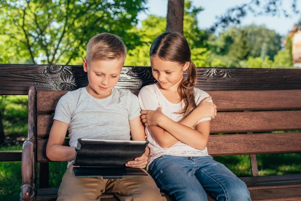 Niños con tablet digital - foto de stock