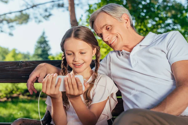 Familia usando smartphone - foto de stock