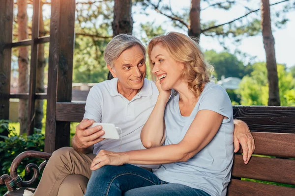 Pareja de personas mayores usando smartphone juntos - foto de stock
