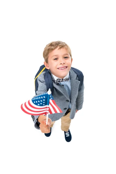 Счастливый школьник с американским флагом — стоковое фото