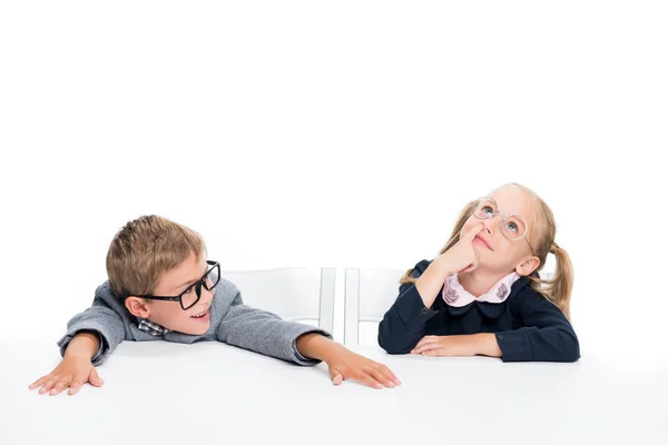 Lustige Schüler sitzen am Schreibtisch — Stockfoto