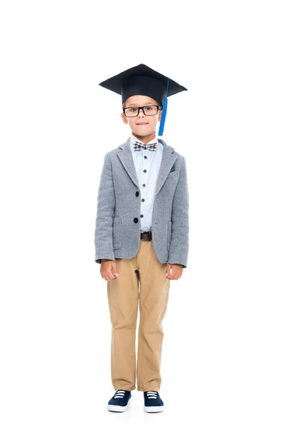 Heureux écolier dans graduation chapeau — Photo de stock