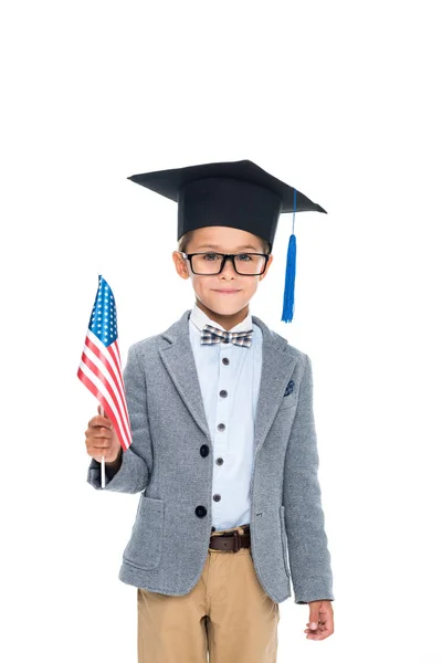 Écolier avec drapeau des Etats-Unis et chapeau de graduation — Photo de stock