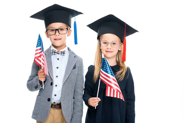 Alunos em chapéus de graduação com bandeiras dos eua — Fotografia de Stock