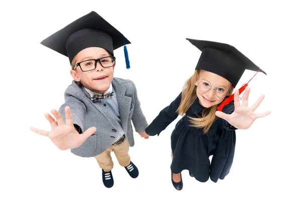 Alumnos con sombreros de graduación - foto de stock