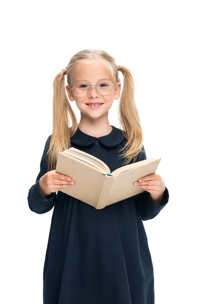 Écolière souriante avec livre — Photo de stock