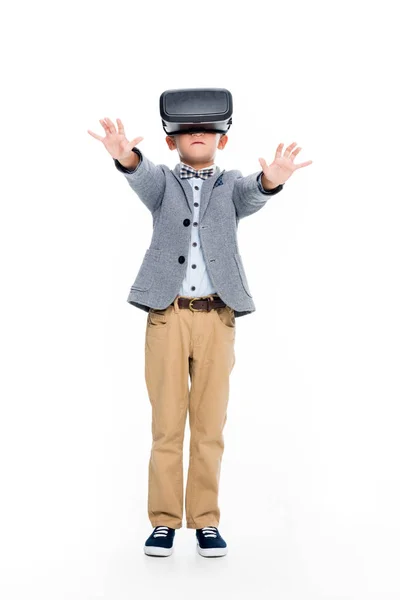 Colegial en casco VR con las manos extendidas - foto de stock