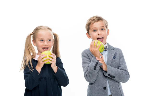 Hungrige Schüler mit Äpfeln — Stockfoto