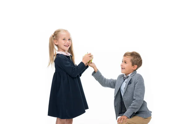 Школьник подарит яблоко девочке — стоковое фото