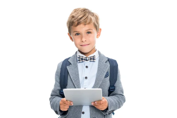 Écolier souriant avec tablette numérique — Photo de stock