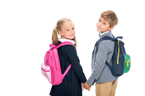 Pupilas com mochilas olhando para trás — Fotografia de Stock