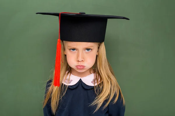 Triste colegiala en la graduación sombrero - foto de stock