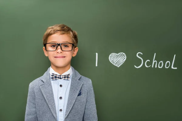 Colegial sonriente en gafas - foto de stock