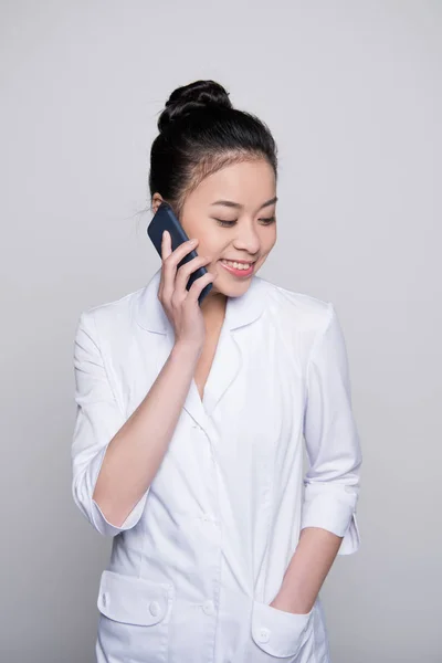 Enfermeira sorrindo falando ao telefone — Fotografia de Stock