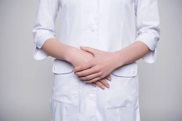 Infirmière posant les mains sur l'estomac — Photo de stock