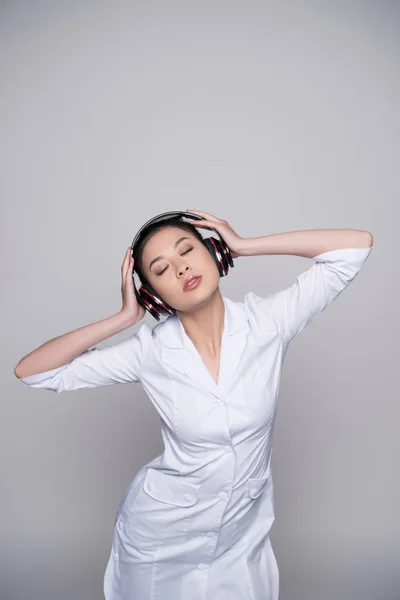 Mulher em fones de ouvido — Fotografia de Stock