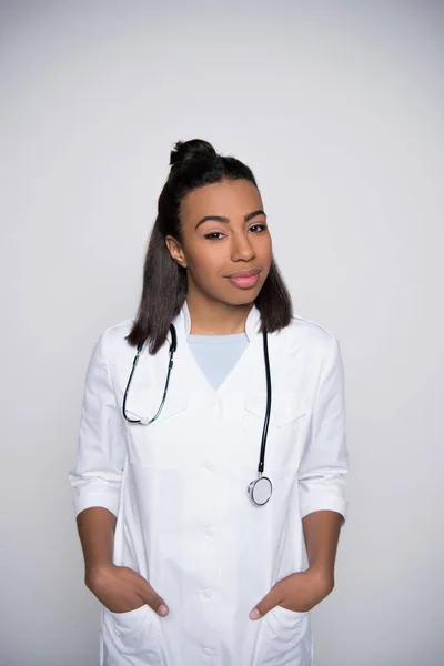 Jeune femme médecin — Photo de stock