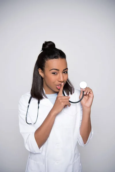 Joven médico mostrando señal de silencio . - foto de stock