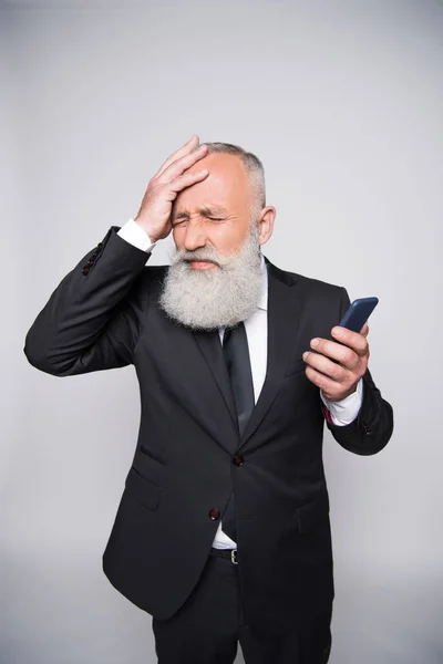 Uomo anziano con telefono — Foto stock