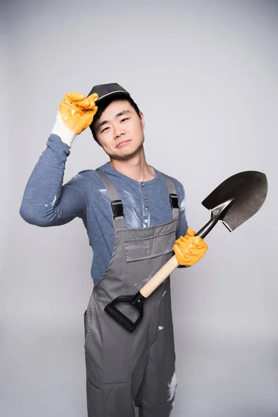 Construction worker holding shovel — Stock Photo