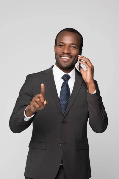 Hombre de negocios sonriente hablando por teléfono - foto de stock