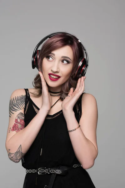 Mujer joven en auriculares - foto de stock