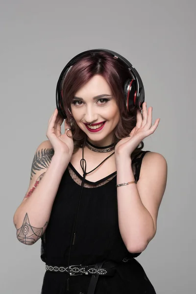 Mujer joven escuchando música en auriculares - foto de stock