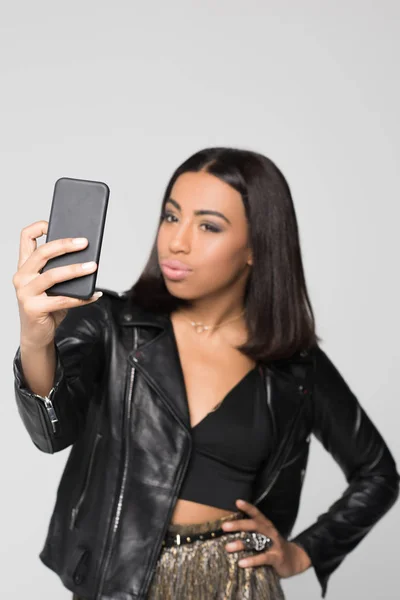 Junge Frau macht Selfie — Stockfoto