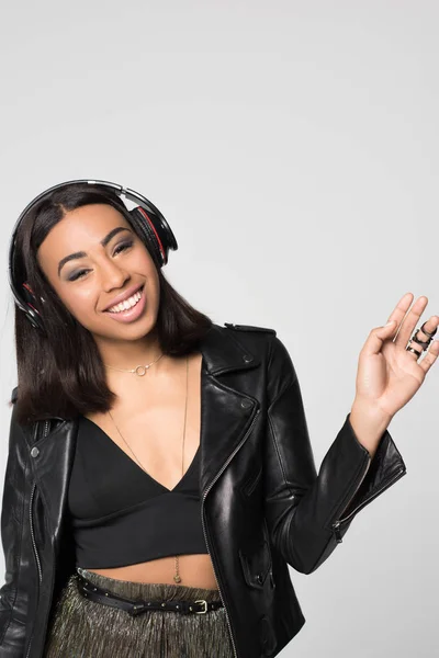 Souriant jeune femme dans de gros écouteurs — Photo de stock