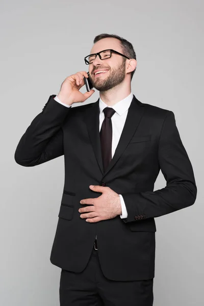 Hombre de negocios riendo y hablando por teléfono - foto de stock