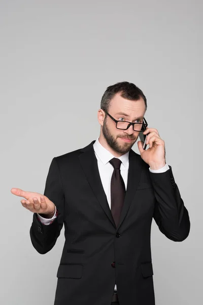 Jeune homme d'affaires parlant au téléphone — Photo de stock