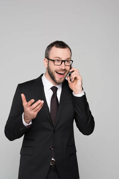 Joven empresario alegre hablando por teléfono - foto de stock