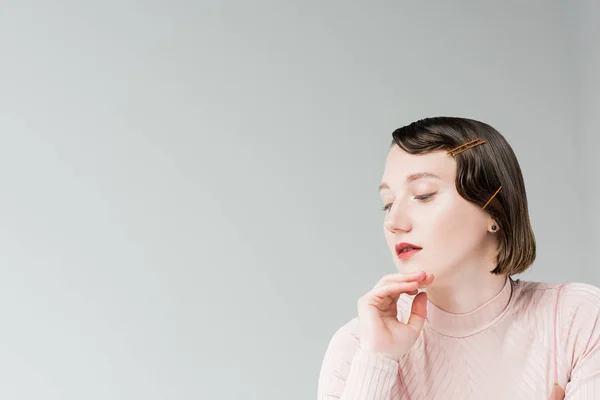 Femme chère avec coiffure rétro — Photo de stock