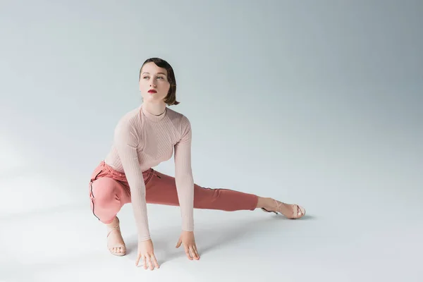 Femme réfléchie dans des vêtements rétro — Photo de stock