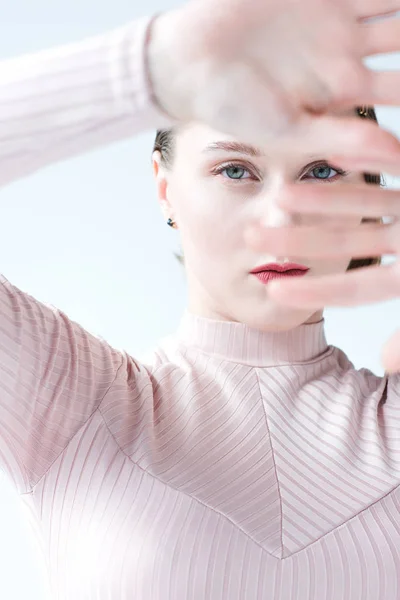 Belle femme regardant la caméra — Photo de stock