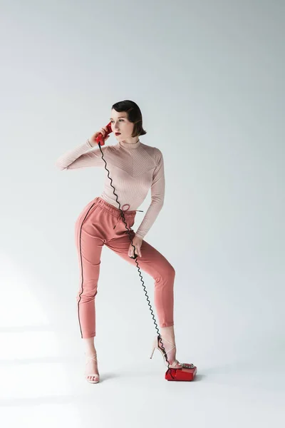 Elegante Frau mit Retro-Telefon — Stockfoto